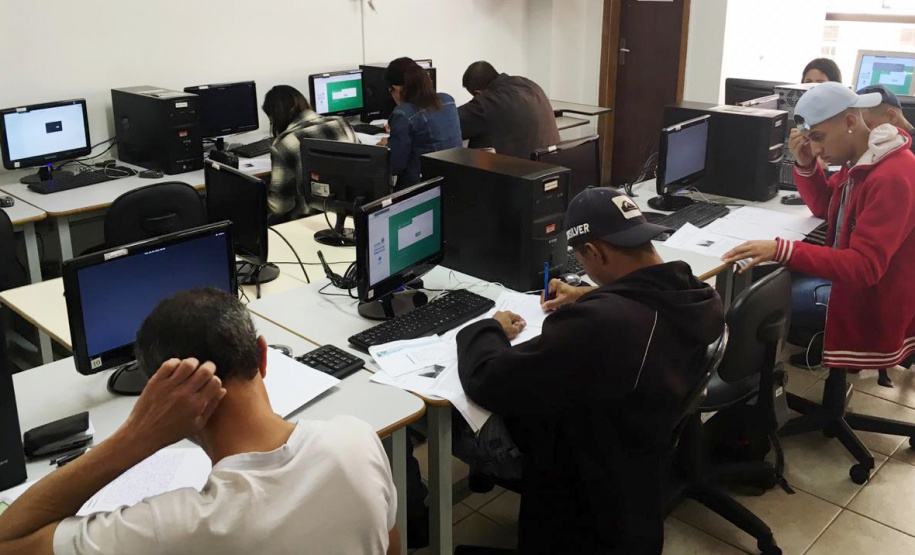 Escolas estaduais de todo o Paraná aplicaram nessa terça-feira (30) a segunda etapa de 2019 dos exames online da Educação de Jovens e Adultos (EJA). Foto: SEED