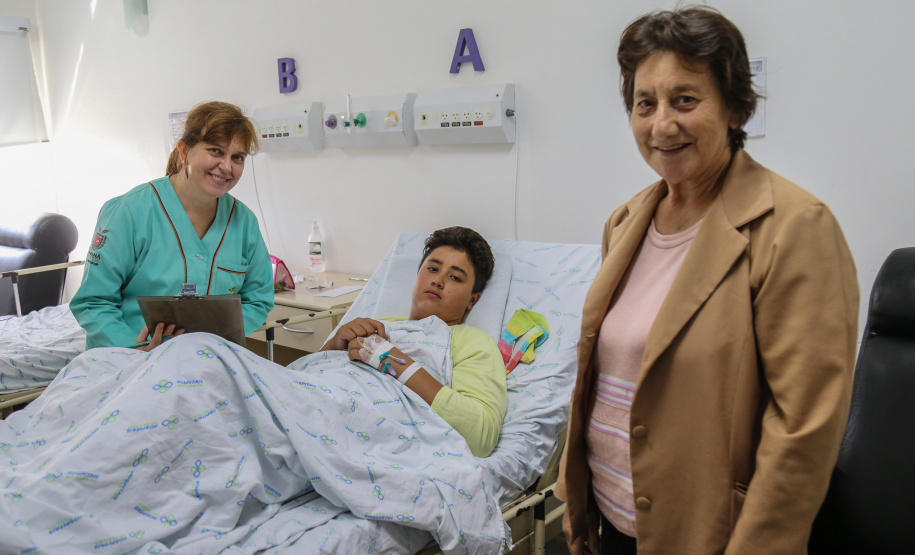 A dona de casa Maria Aparecida Machado acompanhou de perto a revisão dos exercícios de Matemática do neto, Gabriel Henrique Cruz Machado, de 14 anos, enquanto ele se recupera de uma cirurgia de retirada das amígdalas. Campo Largo. 19/03/2019 - Foto: Geraldo Bubniak/ANPr