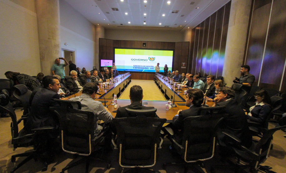 Governo apresenta plano de recuperação da PR-280. A informação foi oficializada nesta terça-feira (30), no Palácio Iguaçu, pelo chefe da Casa Civil, Guto Silva, e pelo secretário estadual de Infraestrutura e Logística, Sandro Alex, em reunião com prefeitos e lideranças políticas e empresariais do Sudoeste. Foto: Casa Civil