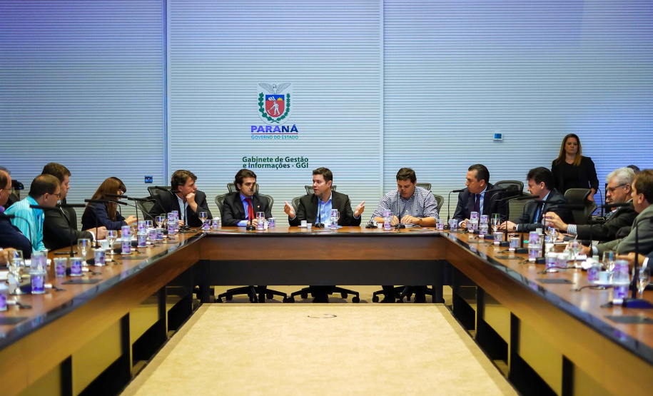 Governo apresenta plano de recuperação da PR-280. A informação foi oficializada nesta terça-feira (30), no Palácio Iguaçu, pelo chefe da Casa Civil, Guto Silva, e pelo secretário estadual de Infraestrutura e Logística, Sandro Alex, em reunião com prefeitos e lideranças políticas e empresariais do Sudoeste. Foto: Casa Civil