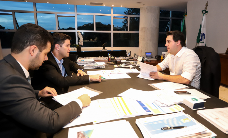 A lei que autoriza a abertura de crédito especial para o programa Tarifa Rural Noturna foi sancionada pelo governador Carlos Massa Ratinho Junior nesta terça-feira (30). O programa concede desconto de 60% na conta de luz para os agricultores que utilizam energia elétrica entre 21h30 e 6 horas. -  Curitiba, 30/04/2019  -  Foto: Rodrigo Félix Leal/ANPr