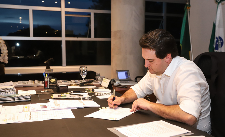 O governador Carlos Massa Ratinho Junior sancionou nesta terça-feira (30) a lei que institui o Fundo Estadual do Trabalho (FET) e o Conselho Estadual do Trabalho, Emprego e Renda (CETER). A iniciativa é pioneira no Brasil e permitirá ao Paraná receber recursos do governo federal para a manutenção das Agências do Trabalhador e para implementação de todas as políticas do trabalho no âmbito estadual.  -  Curitiba, 30/04/2019  -  Foto: Rodrigo Félix Leal/ANPr