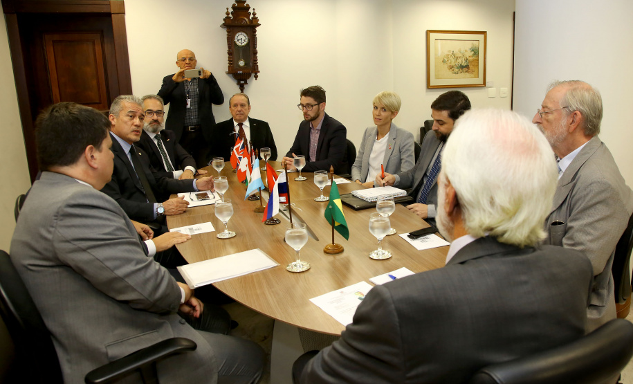 Darci Piana também recebeu nesta terça-feira o embaixador Igor Kipman, chefe do Escritório de Representação do Ministério das Relações Exteriores no Paraná (Erepar); os cônsules honorários da Hungria (Marco Aurélio Schetino), Rússia (Acef Said), Dinamarca (Pedro Fernandes), Romênia (Orcival Henning), Grã-Bretanha (Adam Patterson), Tanzânia (Jonathan Bittencout), Suíça (Manuela Merki) e Turquia (Luiz Alberto Lenz); e o cônsul adjunto da Argentina no Paraná, Sebastian Bertuzzi