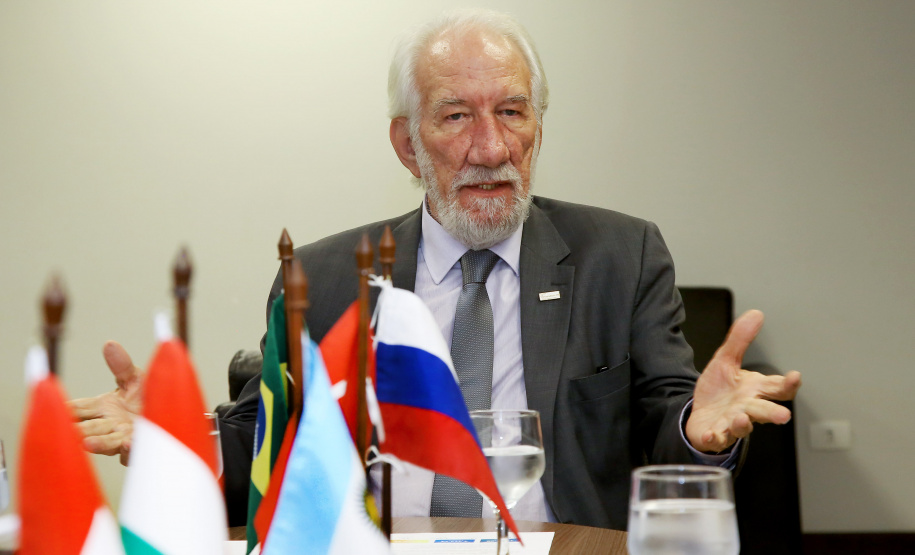 Darci Piana também recebeu nesta terça-feira o embaixador Igor Kipman, chefe do Escritório de Representação do Ministério das Relações Exteriores no Paraná (Erepar); os cônsules honorários da Hungria (Marco Aurélio Schetino), Rússia (Acef Said), Dinamarca (Pedro Fernandes), Romênia (Orcival Henning), Grã-Bretanha (Adam Patterson), Tanzânia (Jonathan Bittencout), Suíça (Manuela Merki) e Turquia (Luiz Alberto Lenz); e o cônsul adjunto da Argentina no Paraná, Sebastian Bertuzzi