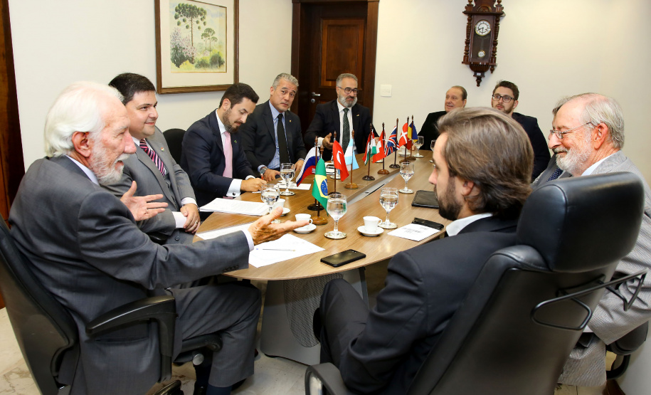 Darci Piana também recebeu nesta terça-feira o embaixador Igor Kipman, chefe do Escritório de Representação do Ministério das Relações Exteriores no Paraná (Erepar); os cônsules honorários da Hungria (Marco Aurélio Schetino), Rússia (Acef Said), Dinamarca (Pedro Fernandes), Romênia (Orcival Henning), Grã-Bretanha (Adam Patterson), Tanzânia (Jonathan Bittencout), Suíça (Manuela Merki) e Turquia (Luiz Alberto Lenz); e o cônsul adjunto da Argentina no Paraná, Sebastian Bertuzzi