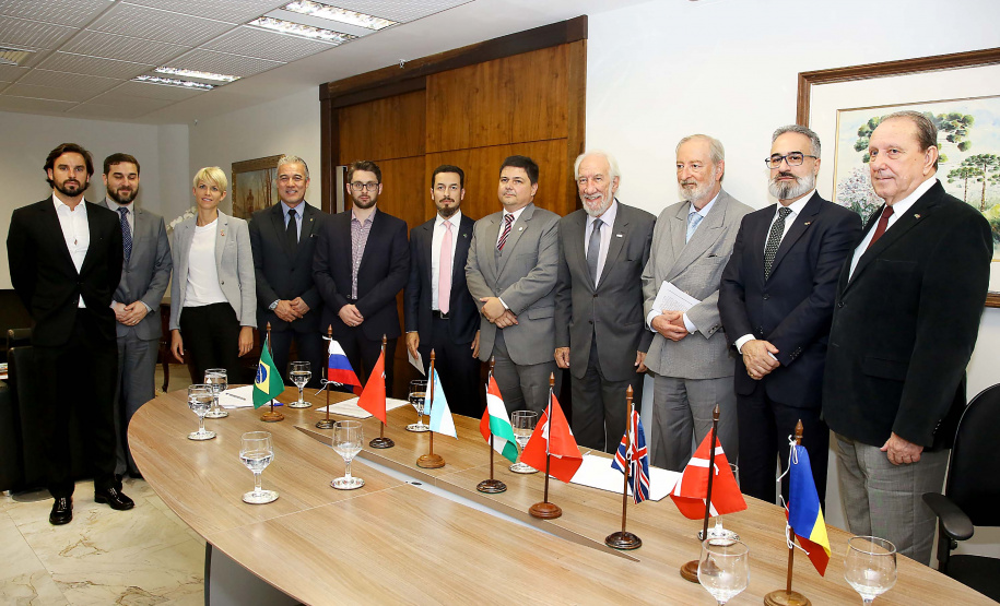 Darci Piana também recebeu nesta terça-feira o embaixador Igor Kipman, chefe do Escritório de Representação do Ministério das Relações Exteriores no Paraná (Erepar); os cônsules honorários da Hungria (Marco Aurélio Schetino), Rússia (Acef Said), Dinamarca (Pedro Fernandes), Romênia (Orcival Henning), Grã-Bretanha (Adam Patterson), Tanzânia (Jonathan Bittencout), Suíça (Manuela Merki) e Turquia (Luiz Alberto Lenz); e o cônsul adjunto da Argentina no Paraná, Sebastian Bertuzzi