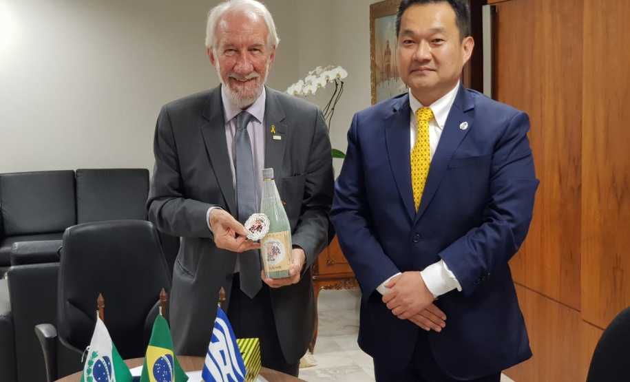 O vice-governador Darci Piana reuniu-se nesta terça-feira (30) com representantes do governo de Hyogo, província japonesa que tem acordo de irmandade com o Paraná, para discutir parcerias na área de infraestrutura, especialmente no setor de bioenergia. O encontro, no Palácio Iguaçu, também tratou do planejamento para a comemoração dos 50 anos de cooperação entre os dois estados, que será celebrada em 2020.Foto: Vive-governadoria