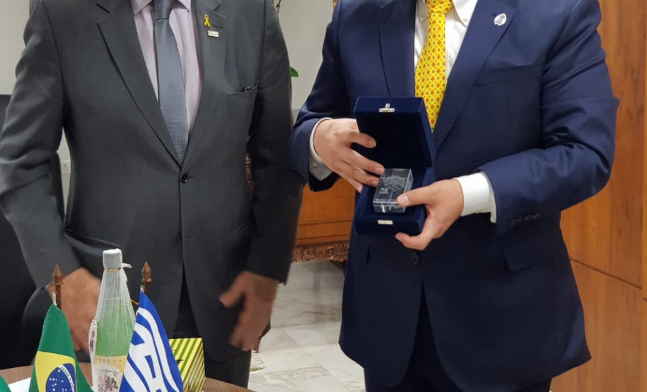 O vice-governador Darci Piana reuniu-se nesta terça-feira (30) com representantes do governo de Hyogo, província japonesa que tem acordo de irmandade com o Paraná, para discutir parcerias na área de infraestrutura, especialmente no setor de bioenergia. O encontro, no Palácio Iguaçu, também tratou do planejamento para a comemoração dos 50 anos de cooperação entre os dois estados, que será celebrada em 2020.Foto: Vive-governadoria