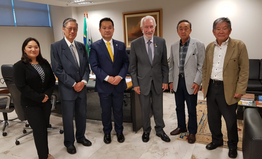 O vice-governador Darci Piana reuniu-se nesta terça-feira (30) com representantes do governo de Hyogo, província japonesa que tem acordo de irmandade com o Paraná, para discutir parcerias na área de infraestrutura, especialmente no setor de bioenergia. O encontro, no Palácio Iguaçu, também tratou do planejamento para a comemoração dos 50 anos de cooperação entre os dois estados, que será celebrada em 2020.Foto: Vive-governadoria