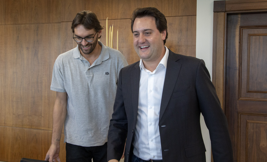 O superintendente de Esportes Hélio Wirbiski apresentou nesta terça-feira (30) ao governador Carlos Massa Ratinho Junior o calendário oficial dos jogos esportivos no Paraná