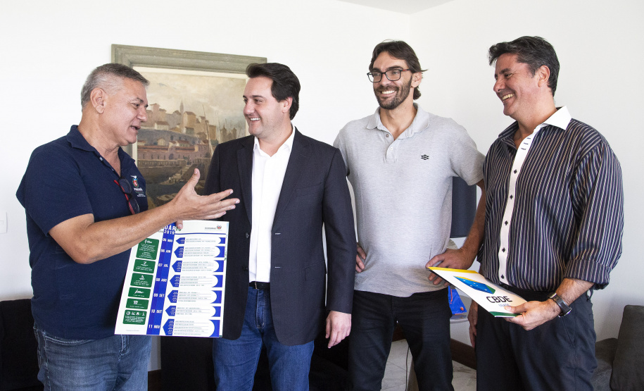 O superintendente de Esportes Hélio Wirbiski apresentou nesta terça-feira (30) ao governador Carlos Massa Ratinho Junior o calendário oficial dos jogos esportivos no Paraná