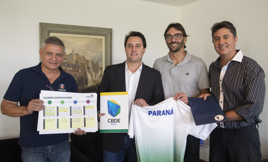 O superintendente de Esportes Hélio Wirbiski apresentou nesta terça-feira (30) ao governador Carlos Massa Ratinho Junior o calendário oficial dos jogos esportivos no Paraná