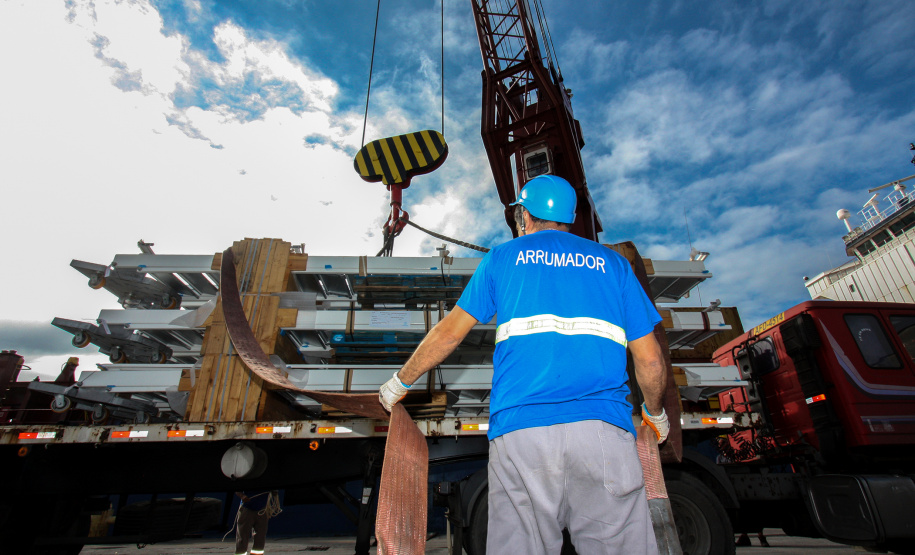 Todos os dias, em média, cerca de mil pessoas chegam para trabalhar no Porto de Paranaguá. São funcionários da empresa pública, servidores das empresas operadoras portuárias, motoristas, prestadores de serviços e trabalhadores portuários avulsos, os chamados TPAs. - Paranaguá, 30/04/2019 - Foto: Claudio Neves/APPA