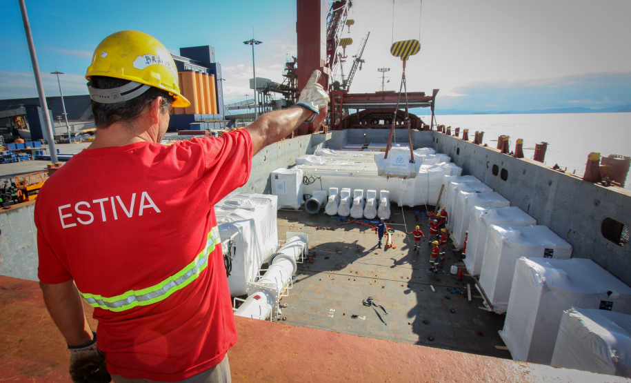 Todos os dias, em média, cerca de mil pessoas chegam para trabalhar no Porto de Paranaguá. São funcionários da empresa pública, servidores das empresas operadoras portuárias, motoristas, prestadores de serviços e trabalhadores portuários avulsos, os chamados TPAs. - Paranaguá, 30/04/2019 - Foto: Claudio Neves/APPA