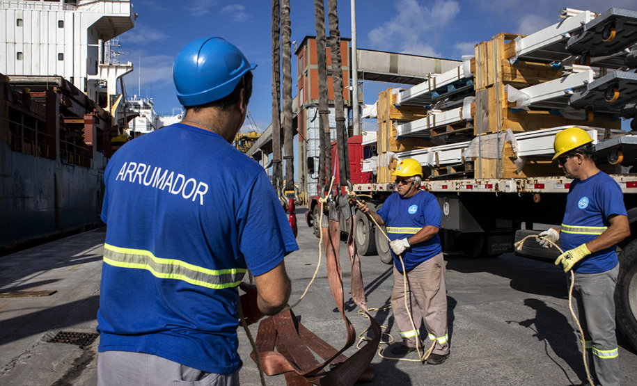 Todos os dias, em média, cerca de mil pessoas chegam para trabalhar no Porto de Paranaguá. São funcionários da empresa pública, servidores das empresas operadoras portuárias, motoristas, prestadores de serviços e trabalhadores portuários avulsos, os chamados TPAs. - Paranaguá, 30/04/2019 - Foto: Claudio Neves/APPA