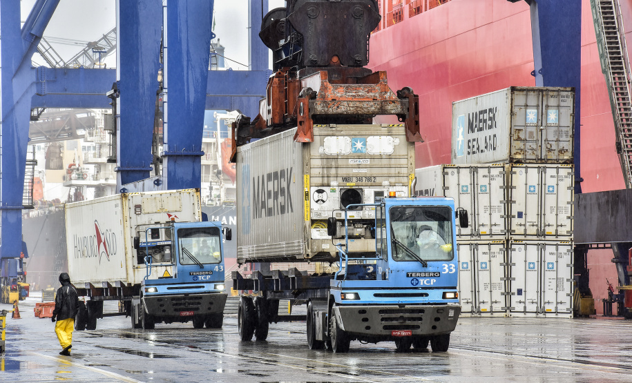 Todos os dias, em média, cerca de mil pessoas chegam para trabalhar no Porto de Paranaguá. São funcionários da empresa pública, servidores das empresas operadoras portuárias, motoristas, prestadores de serviços e trabalhadores portuários avulsos, os chamados TPAs. - Paranaguá, 30/04/2019 - Foto: Claudio Neves/APPA