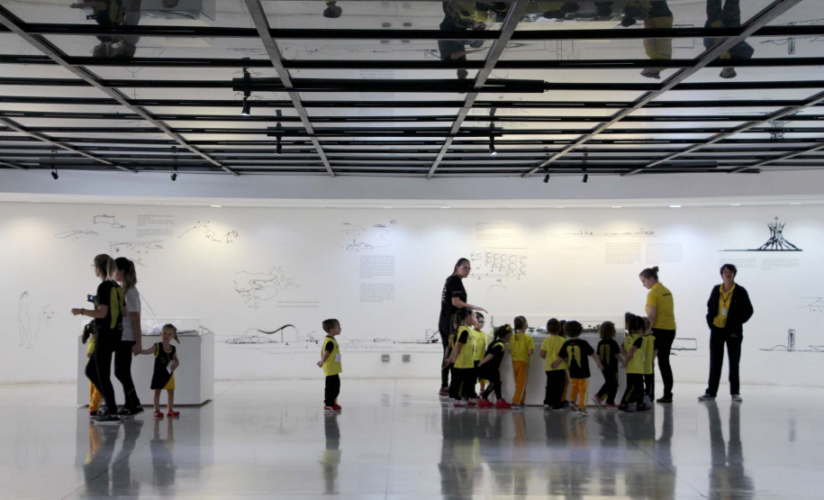 O Museu Oscar Niemeyer promove em 25 de maio mais uma edição do programa Uma noite no MON. Desta vez, o tema do encontro é a 6ª Convenção de Fantasmas: Revisitando Memórias. As atividades incluem dinâmicas, oficinas, brincadeiras e visitas mediadas em forma de contação de histórias. São 60 vagas e o custo é de R$ 100,00. As inscrições começam nesta quinta-feira (2). Foto: Maita Franco/Divulgação - MON