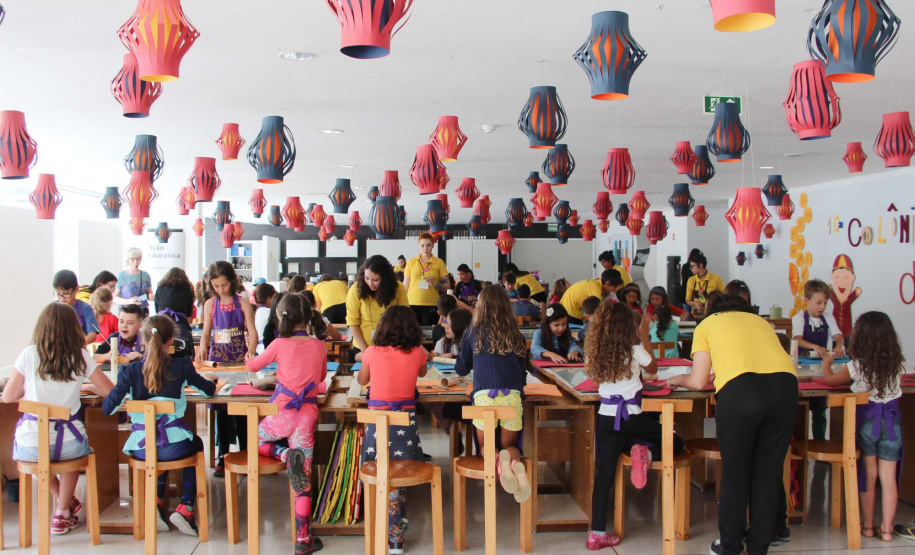 O Museu Oscar Niemeyer promove em 25 de maio mais uma edição do programa Uma noite no MON. Desta vez, o tema do encontro é a 6ª Convenção de Fantasmas: Revisitando Memórias. As atividades incluem dinâmicas, oficinas, brincadeiras e visitas mediadas em forma de contação de histórias. São 60 vagas e o custo é de R$ 100,00. As inscrições começam nesta quinta-feira (2). Foto: Maita Franco/Divulgação - MON