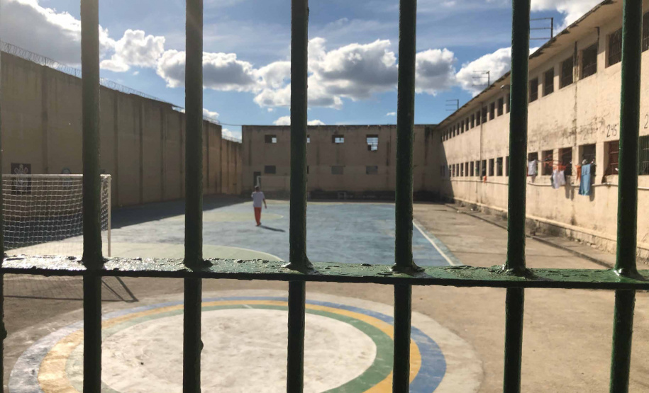 O Paraná atingiu em março a marca de 47,72% dos presos fazendo algum tipo de atividade educacional, segundo o Departamento Penitenciário (Depen-PR). O índice é consideravelmente superior a fevereiro, quando o Estado fechou com 36,3% e alcançou o segundo lugar entre as unidades da federação, perdendo apenas para o Piauí (40%). Foto:José Fernando Ogura/ANPr