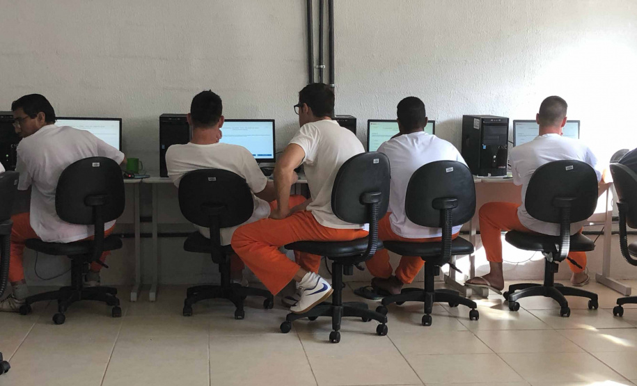 O Paraná atingiu em março a marca de 47,72% dos presos fazendo algum tipo de atividade educacional, segundo o Departamento Penitenciário (Depen-PR). O índice é consideravelmente superior a fevereiro, quando o Estado fechou com 36,3% e alcançou o segundo lugar entre as unidades da federação, perdendo apenas para o Piauí (40%). Foto:José Fernando Ogura/ANPr