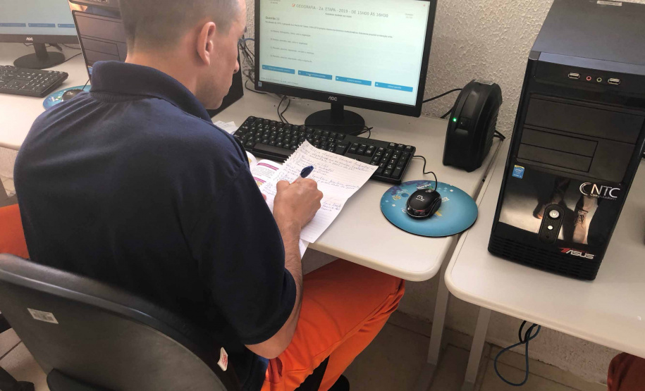 O Paraná atingiu em março a marca de 47,72% dos presos fazendo algum tipo de atividade educacional, segundo o Departamento Penitenciário (Depen-PR). O índice é consideravelmente superior a fevereiro, quando o Estado fechou com 36,3% e alcançou o segundo lugar entre as unidades da federação, perdendo apenas para o Piauí (40%). Foto:José Fernando Ogura/ANPr