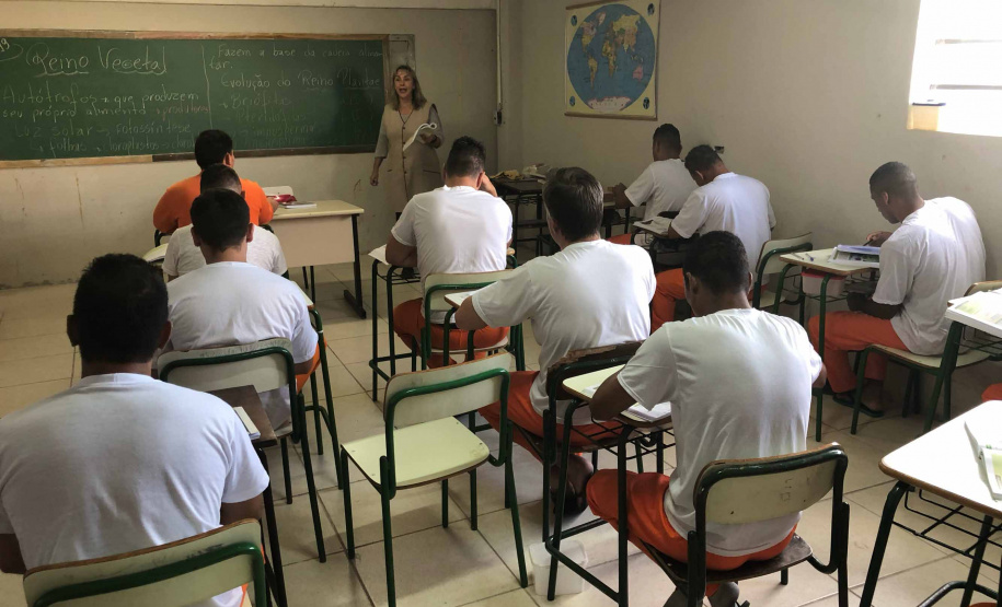 O Paraná atingiu em março a marca de 47,72% dos presos fazendo algum tipo de atividade educacional, segundo o Departamento Penitenciário (Depen-PR). O índice é consideravelmente superior a fevereiro, quando o Estado fechou com 36,3% e alcançou o segundo lugar entre as unidades da federação, perdendo apenas para o Piauí (40%). Foto:José Fernando Ogura/ANPr