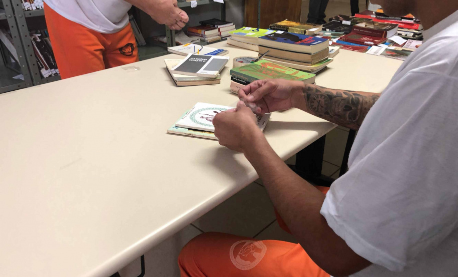 O Paraná atingiu em março a marca de 47,72% dos presos fazendo algum tipo de atividade educacional, segundo o Departamento Penitenciário (Depen-PR). O índice é consideravelmente superior a fevereiro, quando o Estado fechou com 36,3% e alcançou o segundo lugar entre as unidades da federação, perdendo apenas para o Piauí (40%). Foto:José Fernando Ogura/ANPr