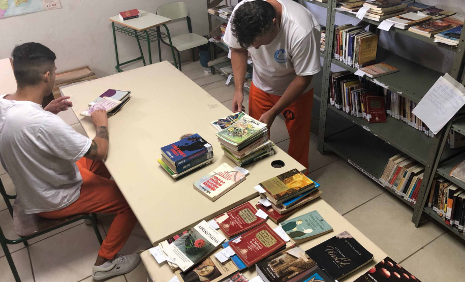 O Paraná atingiu em março a marca de 47,72% dos presos fazendo algum tipo de atividade educacional, segundo o Departamento Penitenciário (Depen-PR). O índice é consideravelmente superior a fevereiro, quando o Estado fechou com 36,3% e alcançou o segundo lugar entre as unidades da federação, perdendo apenas para o Piauí (40%). Foto:José Fernando Ogura/ANPr