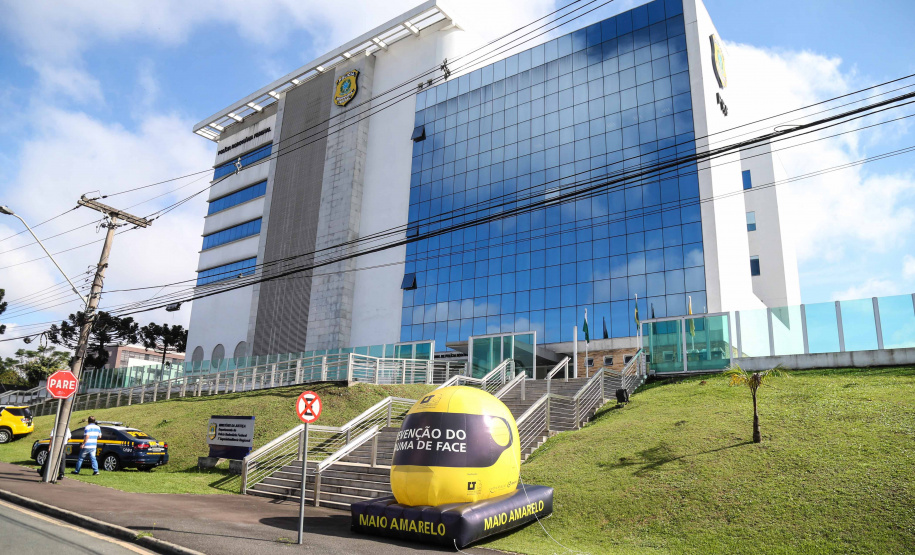 Começou oficialmente nesta quinta-feira (2), em todo o Paraná, a campanha Maio Amarelo, que visa diminuir o número de acidentes no trânsito e preservar a vida. Este ano, o tema é “Maio Amarelo - no trânsito, o sentido é a vida”, e apela para o poder das crianças em influenciar o comportamento dos pais. O vice-governador Darci Piana participou do lançamento, realizado no auditório da Polícia Rodoviária Federal (PRF), em Curitiba. Foto: Geraldo Bubniak/ANPr