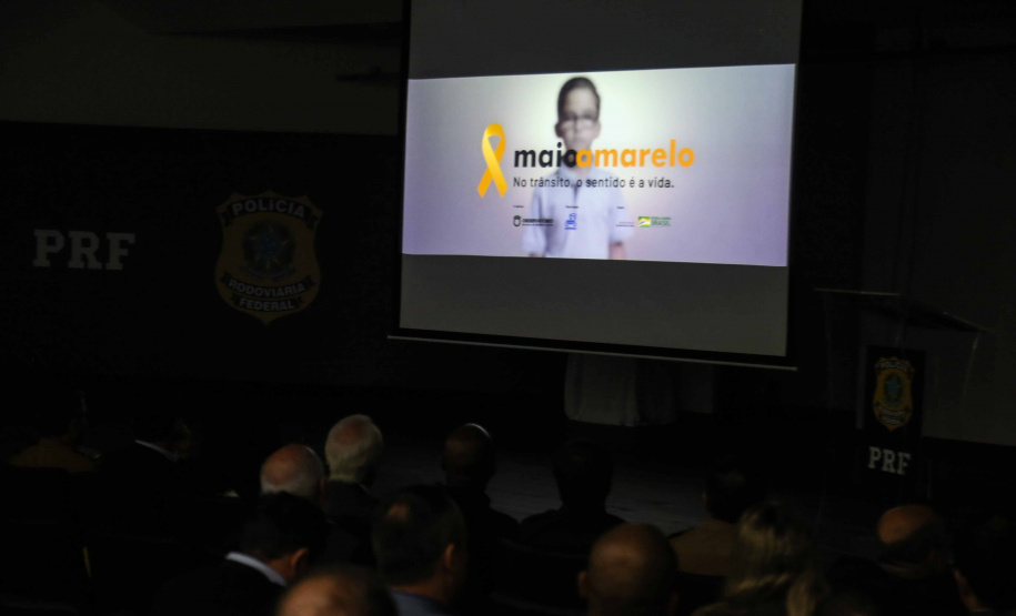 Começou oficialmente nesta quinta-feira (2), em todo o Paraná, a campanha Maio Amarelo, que visa diminuir o número de acidentes no trânsito e preservar a vida. Este ano, o tema é “Maio Amarelo - no trânsito, o sentido é a vida”, e apela para o poder das crianças em influenciar o comportamento dos pais. O vice-governador Darci Piana participou do lançamento, realizado no auditório da Polícia Rodoviária Federal (PRF), em Curitiba. Foto: Geraldo Bubniak/ANPr