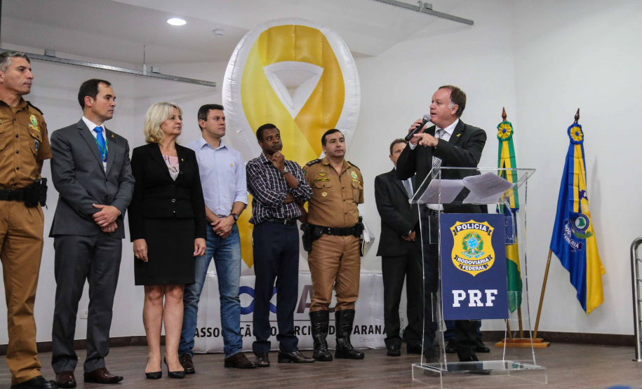 Começou oficialmente nesta quinta-feira (2), em todo o Paraná, a campanha Maio Amarelo, que visa diminuir o número de acidentes no trânsito e preservar a vida. Este ano, o tema é “Maio Amarelo - no trânsito, o sentido é a vida”, e apela para o poder das crianças em influenciar o comportamento dos pais. O vice-governador Darci Piana participou do lançamento, realizado no auditório da Polícia Rodoviária Federal (PRF), em Curitiba. Foto: Geraldo Bubniak/ANPr