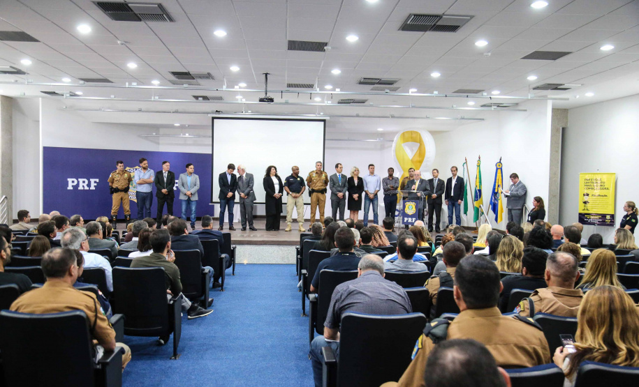 Começou oficialmente nesta quinta-feira (2), em todo o Paraná, a campanha Maio Amarelo, que visa diminuir o número de acidentes no trânsito e preservar a vida. Este ano, o tema é “Maio Amarelo - no trânsito, o sentido é a vida”, e apela para o poder das crianças em influenciar o comportamento dos pais. O vice-governador Darci Piana participou do lançamento, realizado no auditório da Polícia Rodoviária Federal (PRF), em Curitiba. Foto: Geraldo Bubniak/ANPr