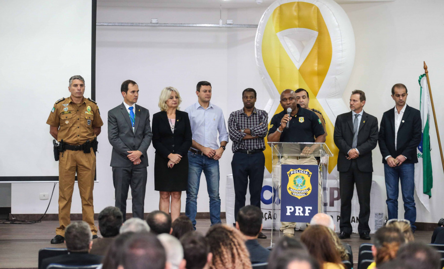 Começou oficialmente nesta quinta-feira (2), em todo o Paraná, a campanha Maio Amarelo, que visa diminuir o número de acidentes no trânsito e preservar a vida. Este ano, o tema é “Maio Amarelo - no trânsito, o sentido é a vida”, e apela para o poder das crianças em influenciar o comportamento dos pais. O vice-governador Darci Piana participou do lançamento, realizado no auditório da Polícia Rodoviária Federal (PRF), em Curitiba. Foto: Geraldo Bubniak/ANPr