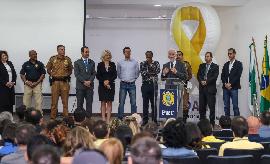 Começou oficialmente nesta quinta-feira (2), em todo o Paraná, a campanha Maio Amarelo, que visa diminuir o número de acidentes no trânsito e preservar a vida. Este ano, o tema é “Maio Amarelo - no trânsito, o sentido é a vida”, e apela para o poder das crianças em influenciar o comportamento dos pais. O vice-governador Darci Piana participou do lançamento, realizado no auditório da Polícia Rodoviária Federal (PRF), em Curitiba. Foto: Geraldo Bubniak/ANPr