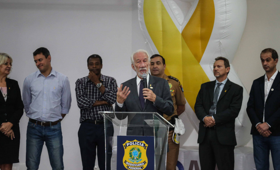 Começou oficialmente nesta quinta-feira (2), em todo o Paraná, a campanha Maio Amarelo, que visa diminuir o número de acidentes no trânsito e preservar a vida. Este ano, o tema é “Maio Amarelo - no trânsito, o sentido é a vida”, e apela para o poder das crianças em influenciar o comportamento dos pais. O vice-governador Darci Piana participou do lançamento, realizado no auditório da Polícia Rodoviária Federal (PRF), em Curitiba. Foto: Geraldo Bubniak/ANPr