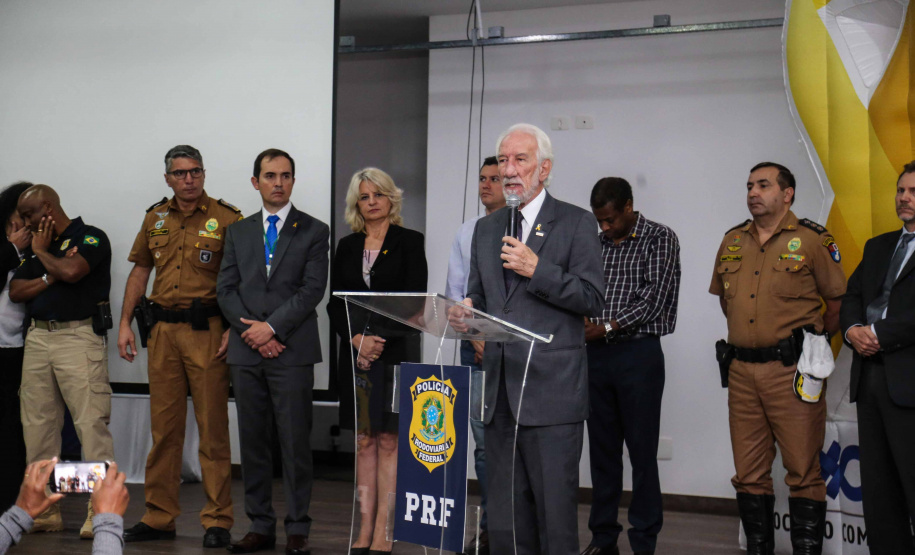 Começou oficialmente nesta quinta-feira (2), em todo o Paraná, a campanha Maio Amarelo, que visa diminuir o número de acidentes no trânsito e preservar a vida. Este ano, o tema é “Maio Amarelo - no trânsito, o sentido é a vida”, e apela para o poder das crianças em influenciar o comportamento dos pais. O vice-governador Darci Piana participou do lançamento, realizado no auditório da Polícia Rodoviária Federal (PRF), em Curitiba. Foto: Geraldo Bubniak/ANPr