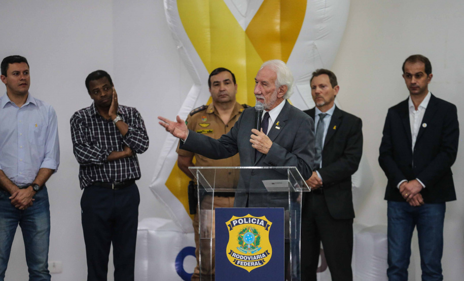 Começou oficialmente nesta quinta-feira (2), em todo o Paraná, a campanha Maio Amarelo, que visa diminuir o número de acidentes no trânsito e preservar a vida. Este ano, o tema é “Maio Amarelo - no trânsito, o sentido é a vida”, e apela para o poder das crianças em influenciar o comportamento dos pais. O vice-governador Darci Piana participou do lançamento, realizado no auditório da Polícia Rodoviária Federal (PRF), em Curitiba. Foto: Geraldo Bubniak/ANPr