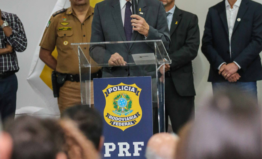 Começou oficialmente nesta quinta-feira (2), em todo o Paraná, a campanha Maio Amarelo, que visa diminuir o número de acidentes no trânsito e preservar a vida. Este ano, o tema é “Maio Amarelo - no trânsito, o sentido é a vida”, e apela para o poder das crianças em influenciar o comportamento dos pais. O vice-governador Darci Piana participou do lançamento, realizado no auditório da Polícia Rodoviária Federal (PRF), em Curitiba. Foto: Geraldo Bubniak/ANPr