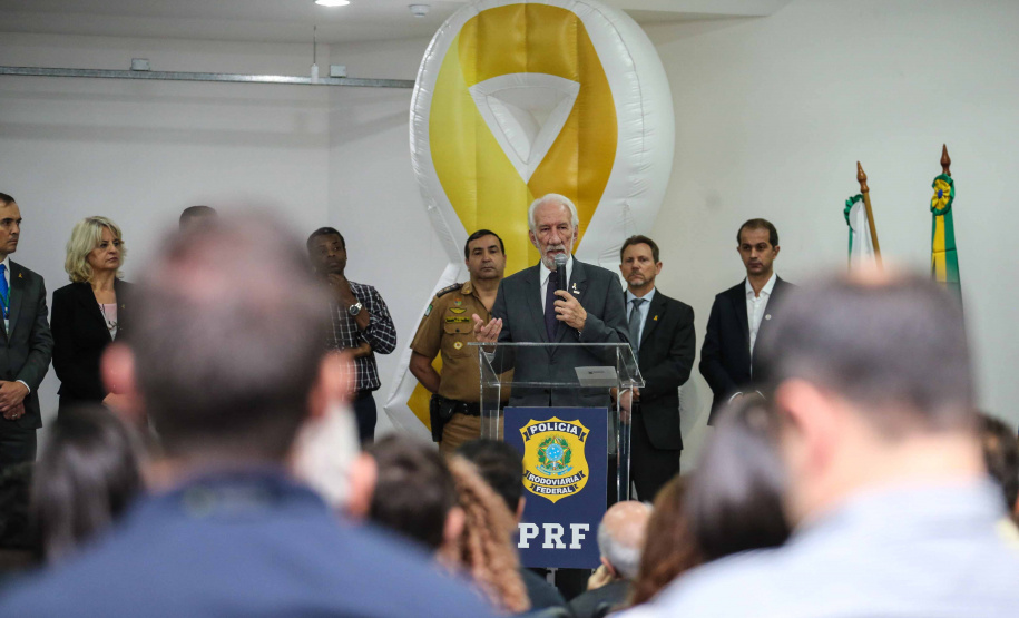 Começou oficialmente nesta quinta-feira (2), em todo o Paraná, a campanha Maio Amarelo, que visa diminuir o número de acidentes no trânsito e preservar a vida. Este ano, o tema é “Maio Amarelo - no trânsito, o sentido é a vida”, e apela para o poder das crianças em influenciar o comportamento dos pais. O vice-governador Darci Piana participou do lançamento, realizado no auditório da Polícia Rodoviária Federal (PRF), em Curitiba. Foto: Geraldo Bubniak/ANPr