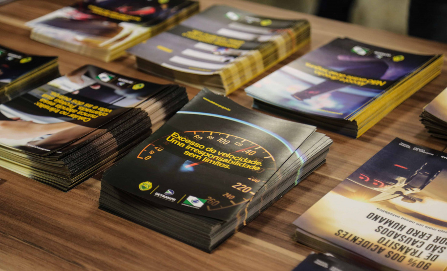 Começou oficialmente nesta quinta-feira (2), em todo o Paraná, a campanha Maio Amarelo, que visa diminuir o número de acidentes no trânsito e preservar a vida. Este ano, o tema é “Maio Amarelo - no trânsito, o sentido é a vida”, e apela para o poder das crianças em influenciar o comportamento dos pais. O vice-governador Darci Piana participou do lançamento, realizado no auditório da Polícia Rodoviária Federal (PRF), em Curitiba. Foto: Geraldo Bubniak/ANPr