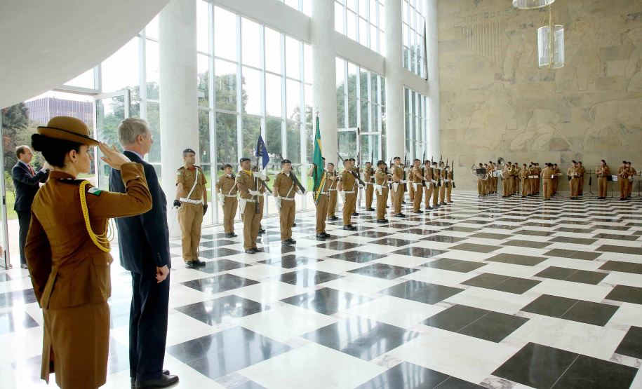O vice-governador Darci Piana recebeu nesta quinta-feira (2), no Palácio Iguaçu, o embaixador da Holanda no Brasil, Cornelis Van Rij, e apresentou os potenciais do Estado nas áreas da agricultura, indústria, infraestrutura e inovação.Foto:Jaelson Lucas / ANPr