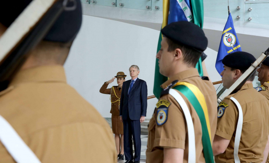O vice-governador Darci Piana recebeu nesta quinta-feira (2), no Palácio Iguaçu, o embaixador da Holanda no Brasil, Cornelis Van Rij, e apresentou os potenciais do Estado nas áreas da agricultura, indústria, infraestrutura e inovação. Foto:Jaelson Lucas / ANPr