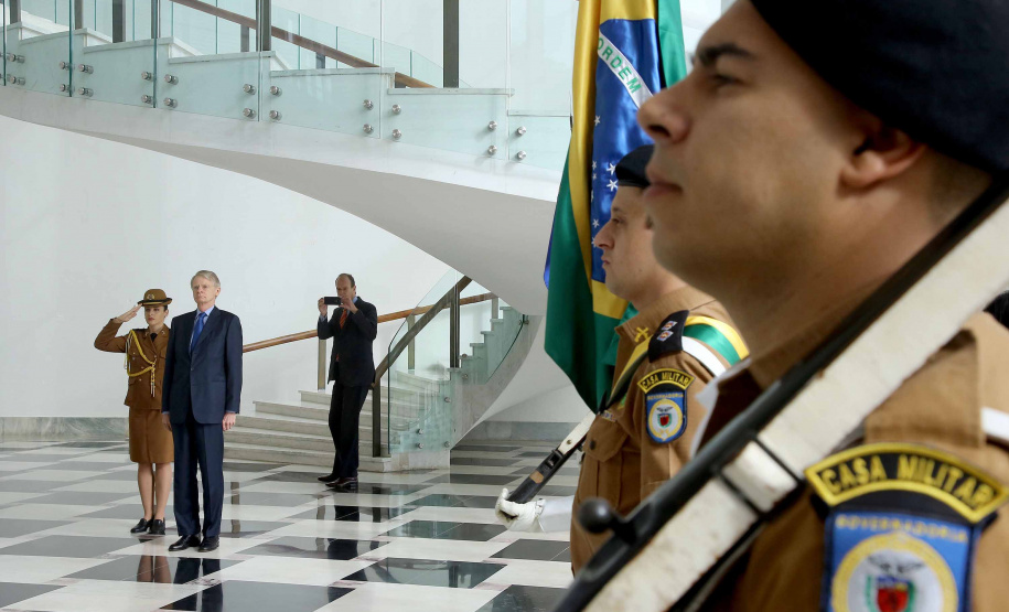 O vice-governador Darci Piana recebeu nesta quinta-feira (2), no Palácio Iguaçu, o embaixador da Holanda no Brasil, Cornelis Van Rij, e apresentou os potenciais do Estado nas áreas da agricultura, indústria, infraestrutura e inovação.Foto:Jaelson Lucas / ANPr