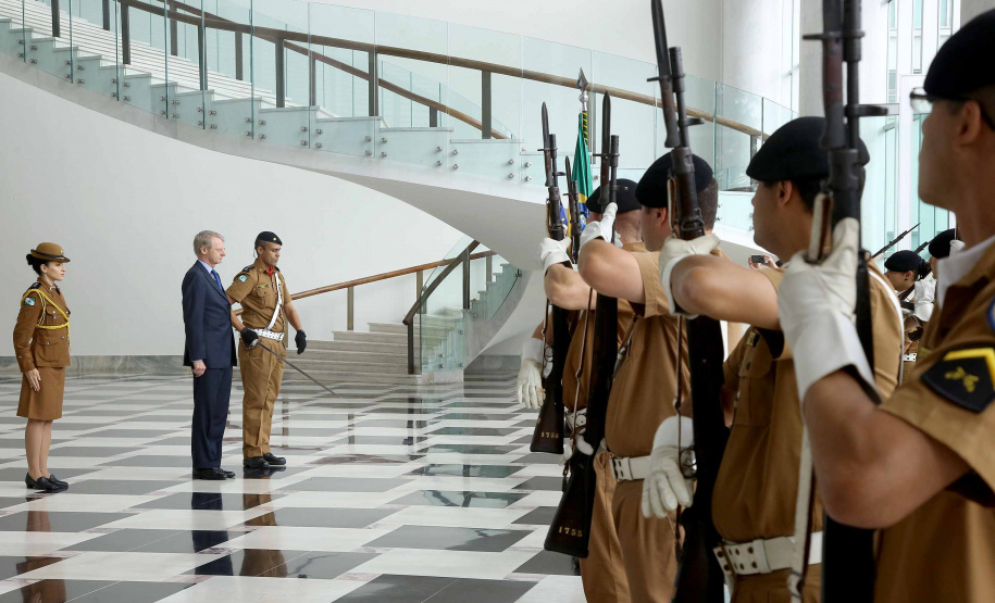 O vice-governador Darci Piana recebeu nesta quinta-feira (2), no Palácio Iguaçu, o embaixador da Holanda no Brasil, Cornelis Van Rij, e apresentou os potenciais do Estado nas áreas da agricultura, indústria, infraestrutura e inovação. Foto:Jaelson Lucas / ANPr
