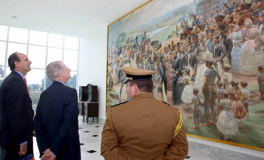 O vice-governador Darci Piana recebeu nesta quinta-feira (2), no Palácio Iguaçu, o embaixador da Holanda no Brasil, Cornelis Van Rij, e apresentou os potenciais do Estado nas áreas da agricultura, indústria, infraestrutura e inovação. Foto:Jaelson Lucas / ANPr