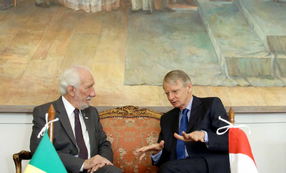 O vice-governador Darci Piana recebeu nesta quinta-feira (2), no Palácio Iguaçu, o embaixador da Holanda no Brasil, Cornelis Van Rij, e apresentou os potenciais do Estado nas áreas da agricultura, indústria, infraestrutura e inovação.Foto:Jaelson Lucas / ANPr