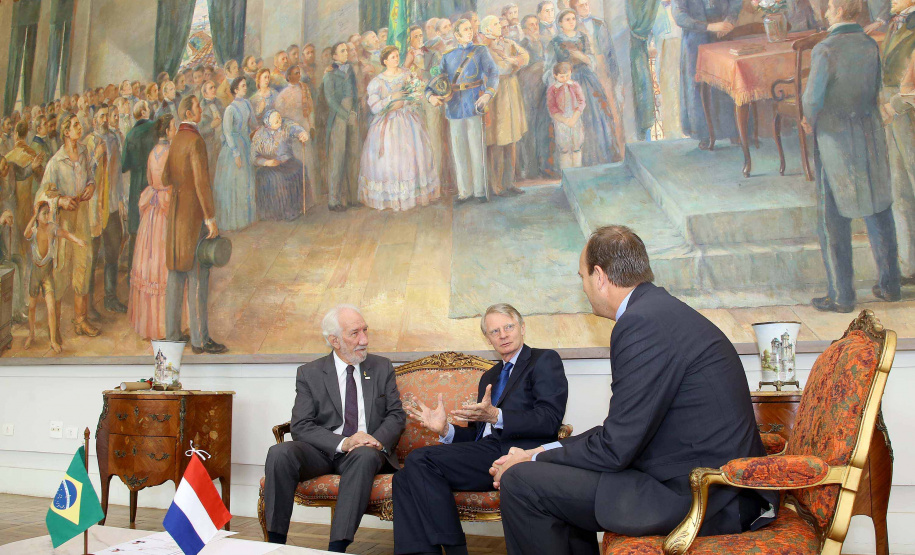 O vice-governador Darci Piana recebeu nesta quinta-feira (2), no Palácio Iguaçu, o embaixador da Holanda no Brasil, Cornelis Van Rij, e apresentou os potenciais do Estado nas áreas da agricultura, indústria, infraestrutura e inovação.Foto:Jaelson Lucas / ANPr