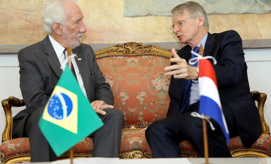 O vice-governador Darci Piana recebeu nesta quinta-feira (2), no Palácio Iguaçu, o embaixador da Holanda no Brasil, Cornelis Van Rij, e apresentou os potenciais do Estado nas áreas da agricultura, indústria, infraestrutura e inovação. Foto:Jaelson Lucas / ANPr