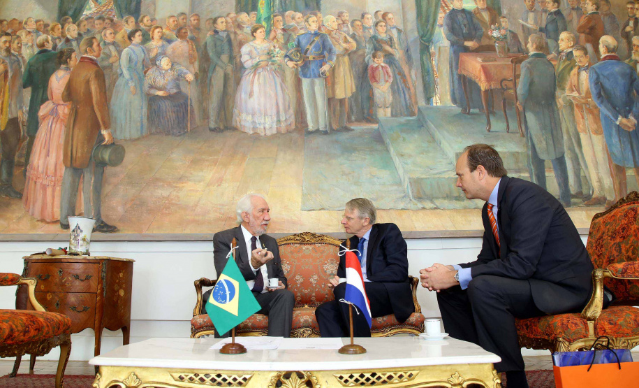 O vice-governador Darci Piana recebeu nesta quinta-feira (2), no Palácio Iguaçu, o embaixador da Holanda no Brasil, Cornelis Van Rij, e apresentou os potenciais do Estado nas áreas da agricultura, indústria, infraestrutura e inovação.Foto:Jaelson Lucas / ANPr