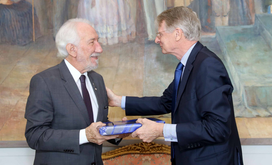 O vice-governador Darci Piana recebeu nesta quinta-feira (2), no Palácio Iguaçu, o embaixador da Holanda no Brasil, Cornelis Van Rij, e apresentou os potenciais do Estado nas áreas da agricultura, indústria, infraestrutura e inovação. Foto:Jaelson Lucas / ANPr